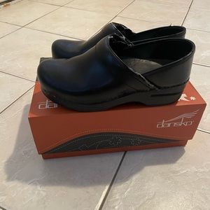 Dansko size 37 European shoe. Worn about 10 times. To tight for me.